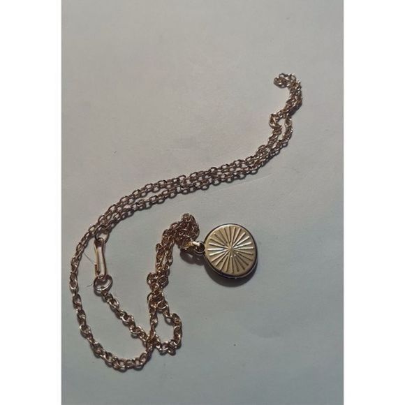 PRETTY WHITE AND GOLD MEDALLION NECKLACE - Picture 4 of 5